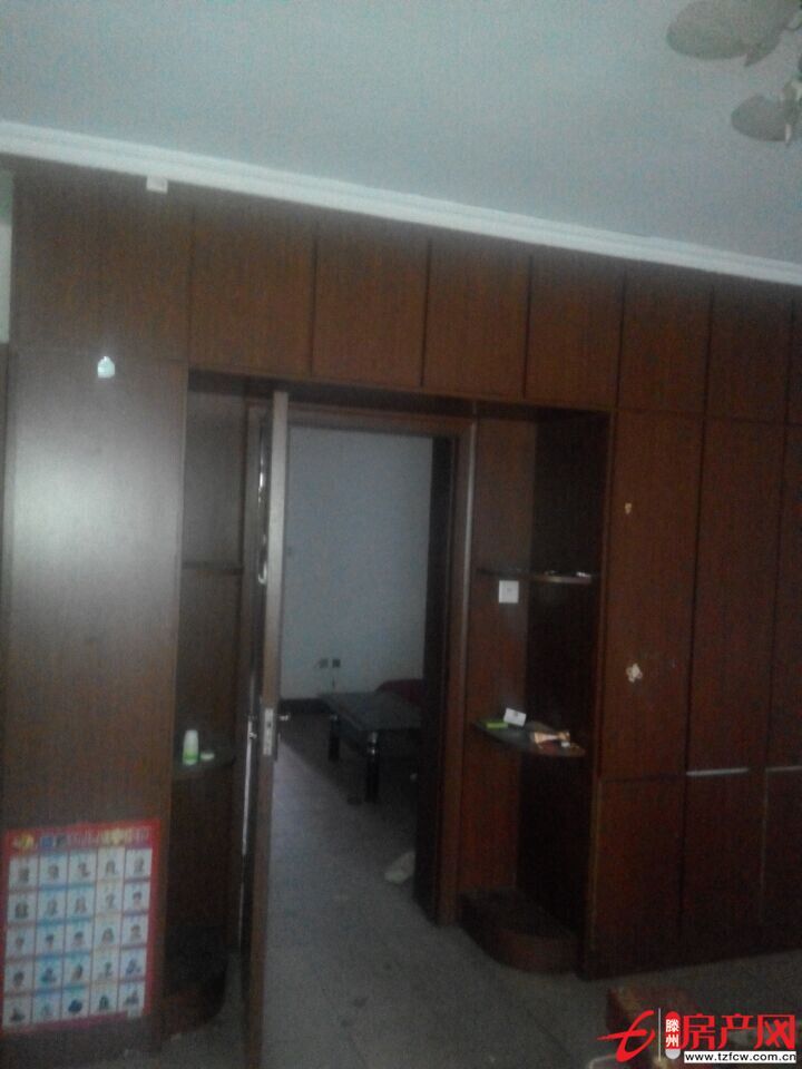 龍泉小區，龍泉廣場對面，裝修，有家具，拎包即住