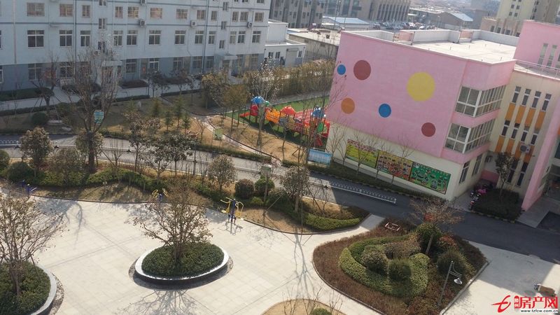 城東稀缺多層住宅，樓西面是實驗幼兒園東園，樓前是廣場