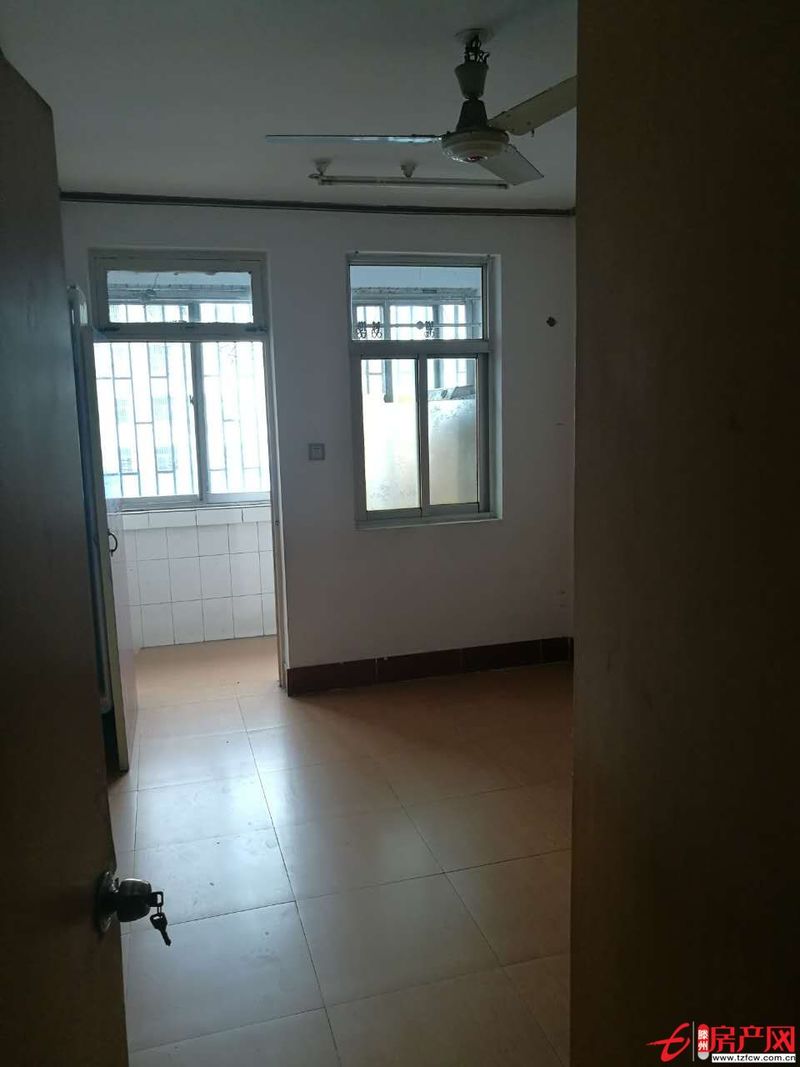 奎文小區(qū)，三室一廳，簡單家具，空間很大，可以自己搬家具