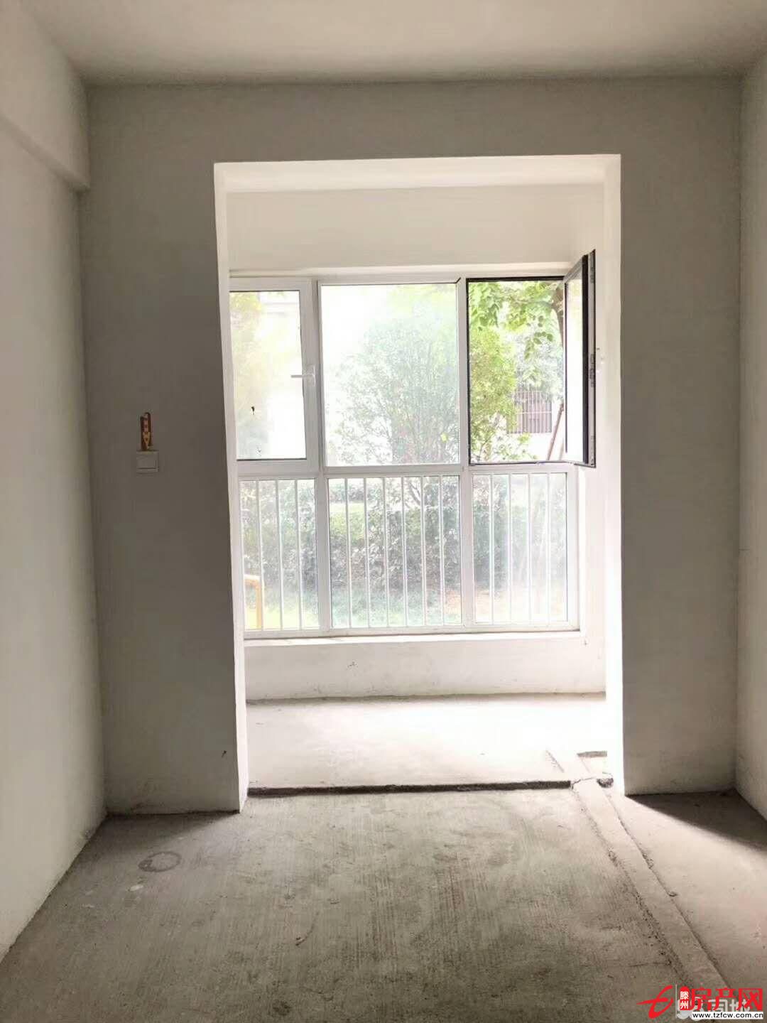 樓層好，戶型好，兩室一廳朝陽，直接寫名，地段佳交通便利